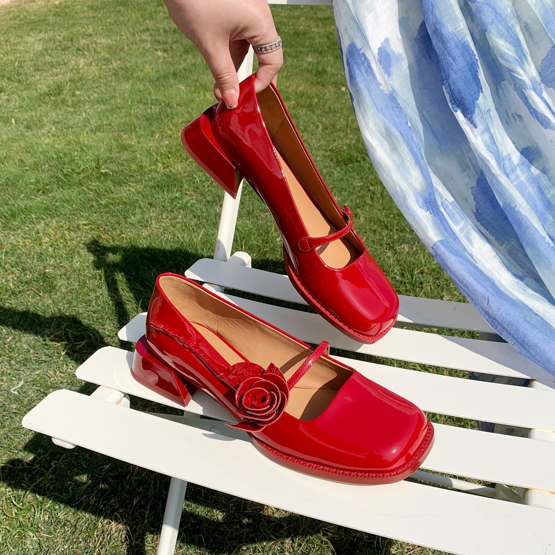 Damen elegante Lackleder-Pumps mit Riemchen und floraler Applikation