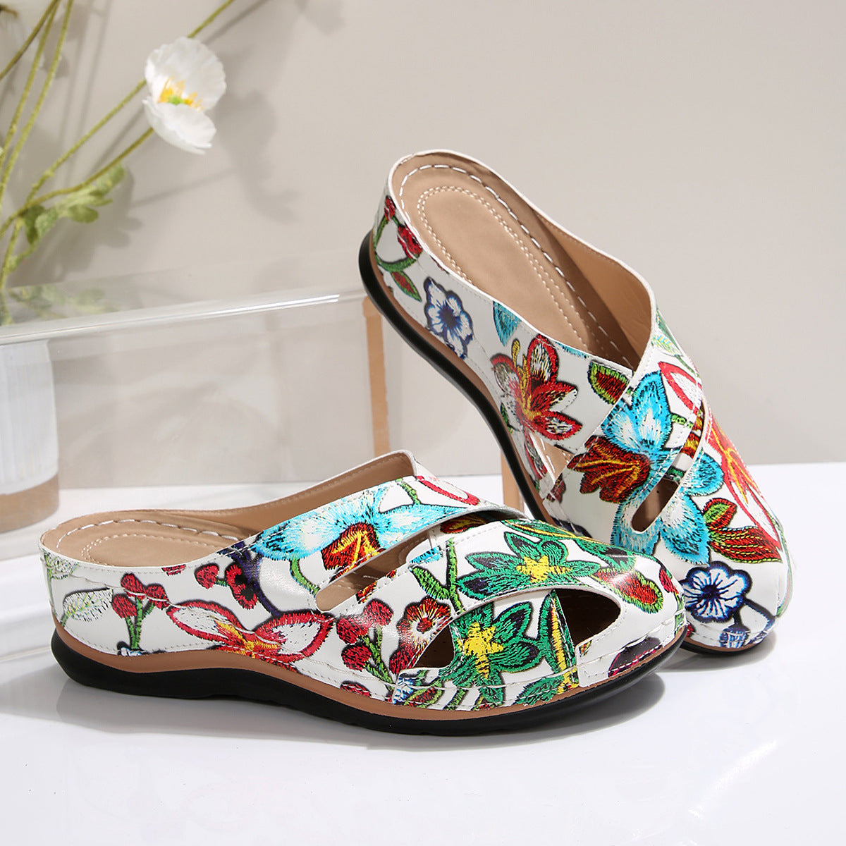 Damen Komfortable Clogs mit dekorativen floralen Stickereien Shopnory