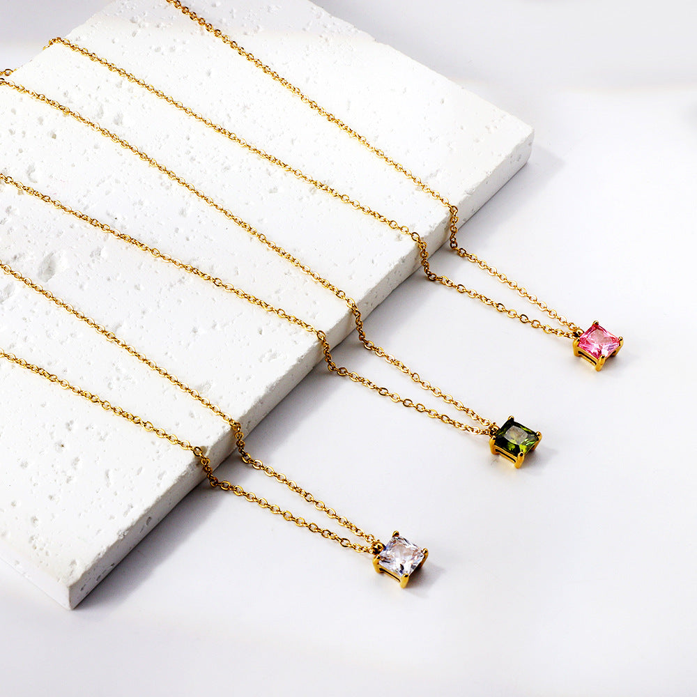 Damen Halskette mit funkelndem quadratischem Anhänger aus hochwertigem Edelstahl und goldplattierter Oberfläche Shop Nory