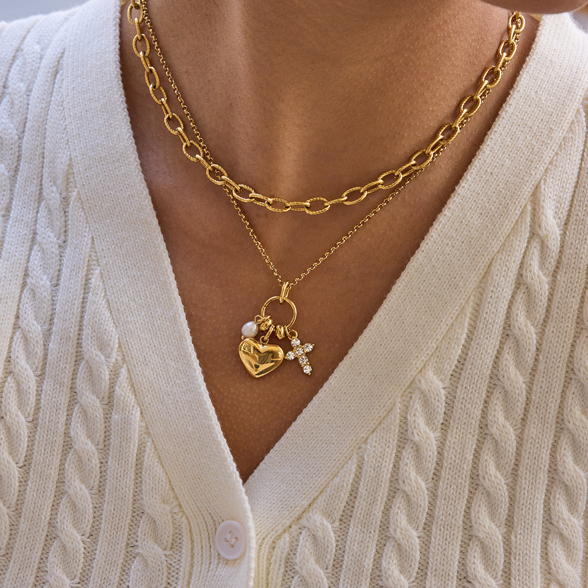 Damen Halskette mit herzförmigem Anhänger und glänzenden Kristallakzenten Shop Nory