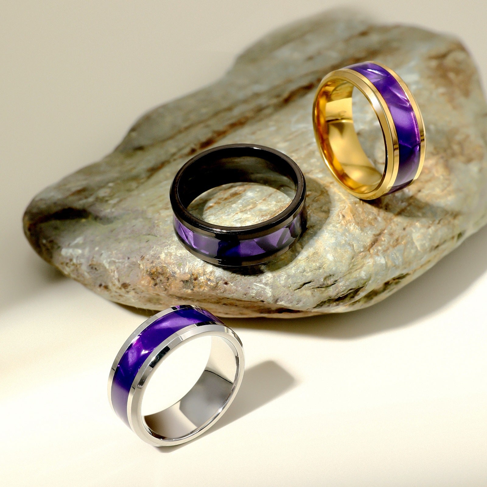 Herren Ring mit glänzendem Design und einzigartiger, farbiger Innenverzierung Shop Nory