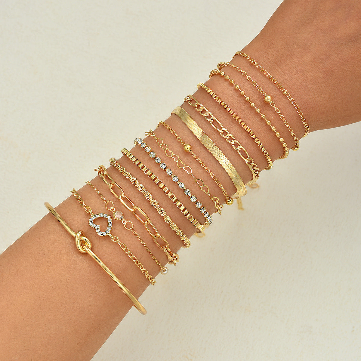Damen Armband-Set mit glänzenden Gold- und zarten Perlendetails Shop Nory