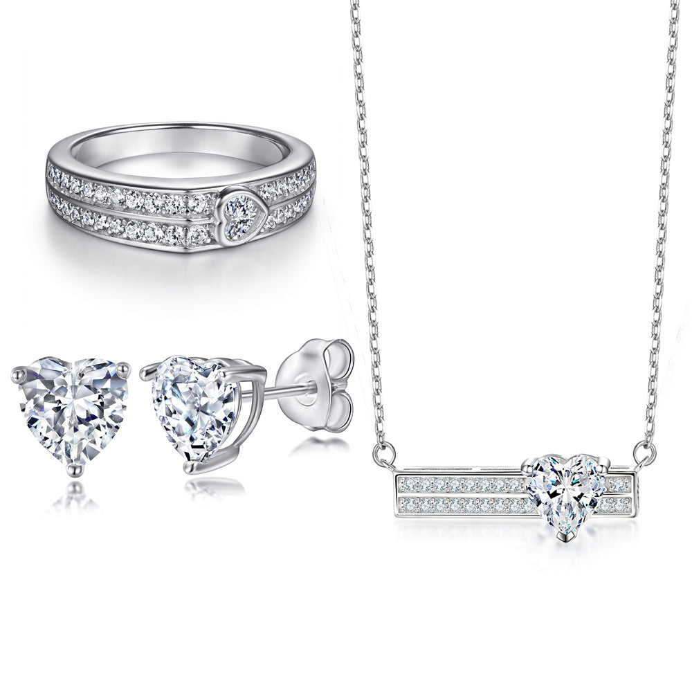 Damen Ring mit funkelndem Herzdesign und kunstvollen Zirkonia-Akzenten Shop Nory