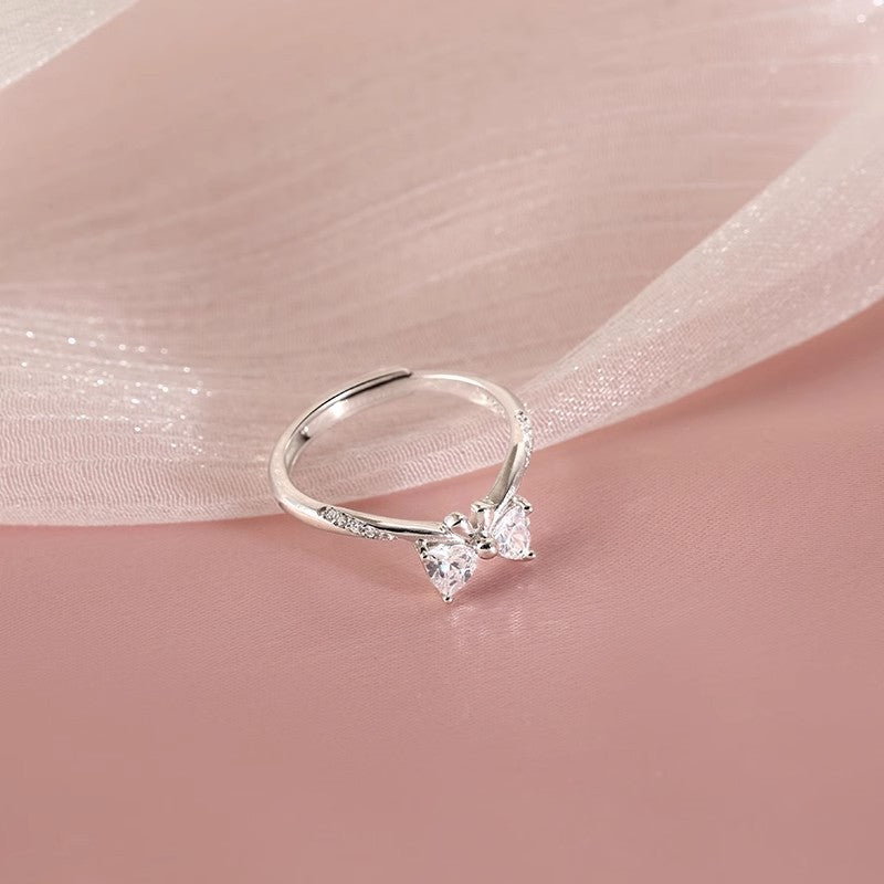 Damen zierlicher Ring mit Schleifenmotiv und funkelnden Akzenten Shop Nory