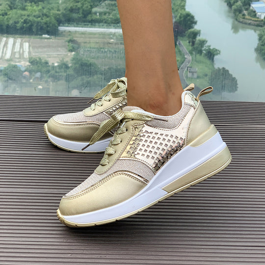 Damen stylische Keil-Sneaker mit metallischer Optik großflächigen Ziersteinen und gepolstertem Komfortfußbett Shop Nory