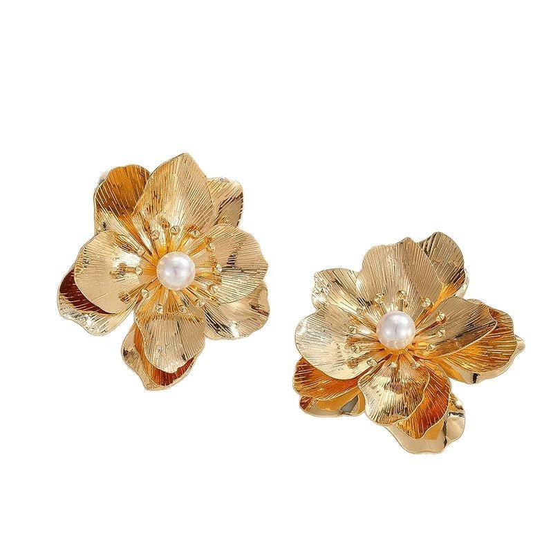 Damen Ohrringe mit kunstvollem Blütenmotiv und eleganten Perlenakzenten Shop Nory