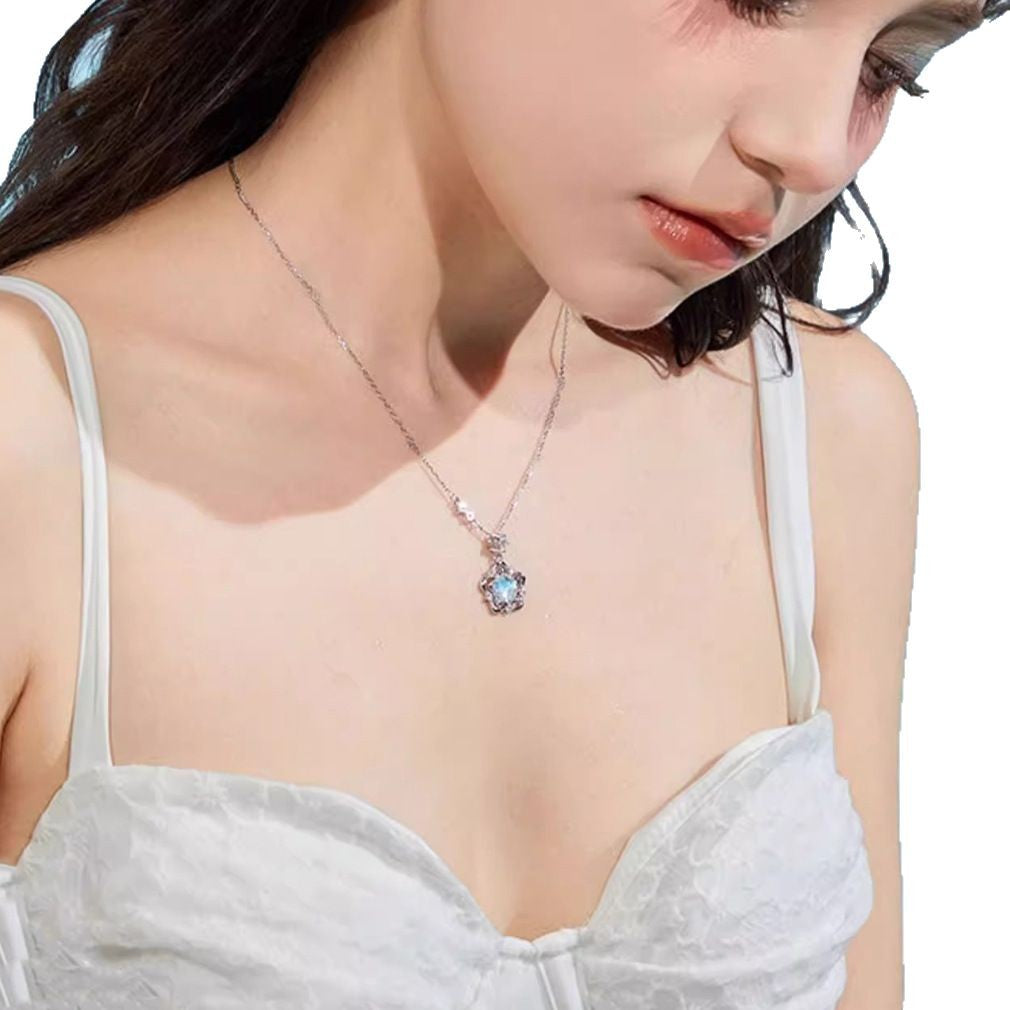 Damen Halskette mit kunstvollem Blumenanhänger und funkelnden Kristallen Shop Nory