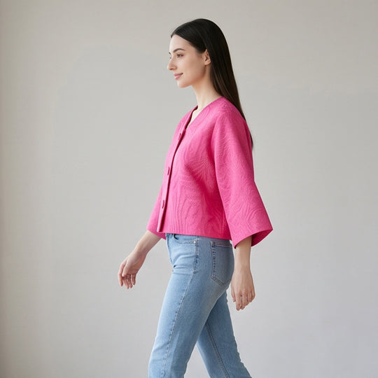 Damen Kurz geschnittene strukturierte Jacquardjacke mit Rundhalsausschnitt & großen Stoffknöpfen Shop Nory