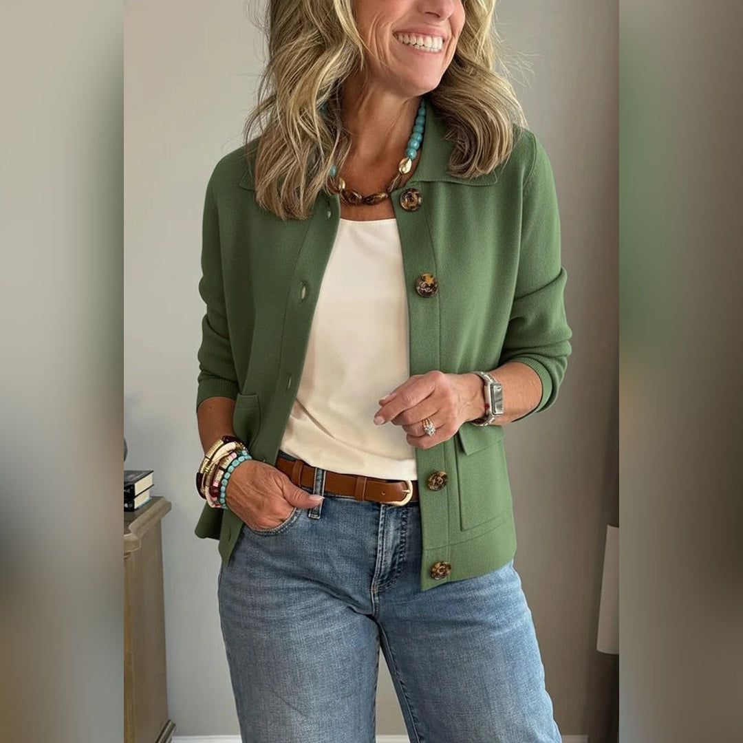 Damen Kurzstrickjacke mit Hemdkragen, aufgesetzten Taschen und Hornknöpfen Shop Nory