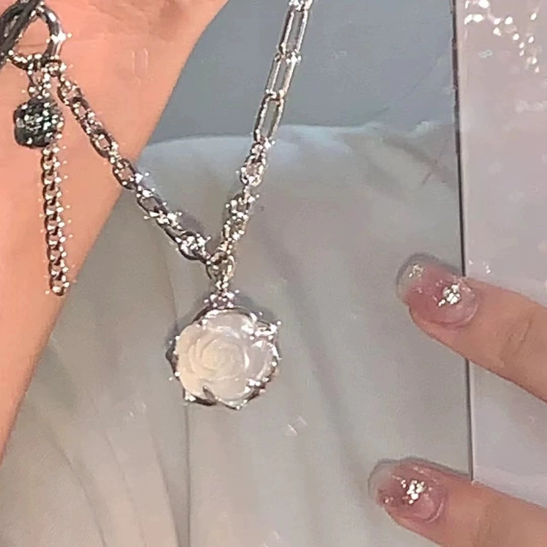 Damen Halskette mit filigranem Rosenanhänger und luxuriösem Metall-Shop Nory