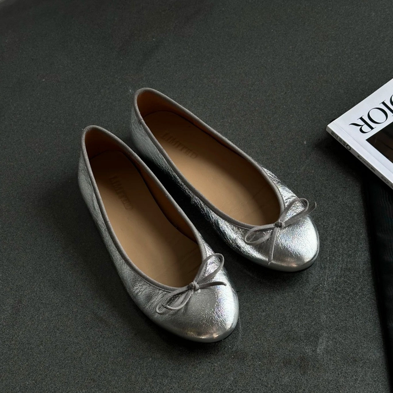 Damen Ballerina-Schuhe mit glänzender Oberfläche und verspieltem Schleifenakzent