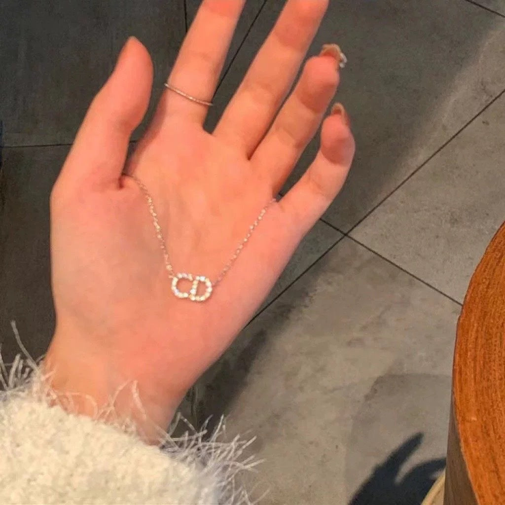 Damen Halskette mit funkelndem, ovalem Zirkonia-Anhänger Shop Nory