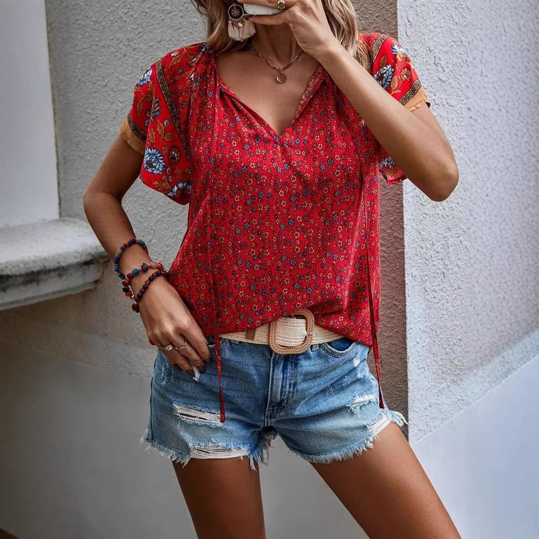 Damen Leichtes Blusenshirt mit V-Ausschnitt, kurzen Kimonoärmeln und floralem Allovermuster Shop Nory