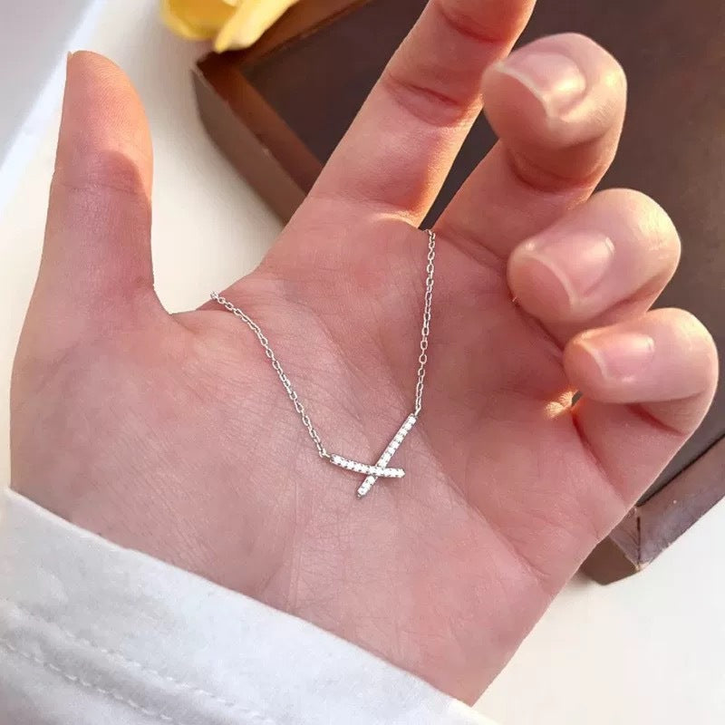 Damen Halskette mit funkelndem Kreuzanhänger aus hochwertigem Edelstahl Shop Nory