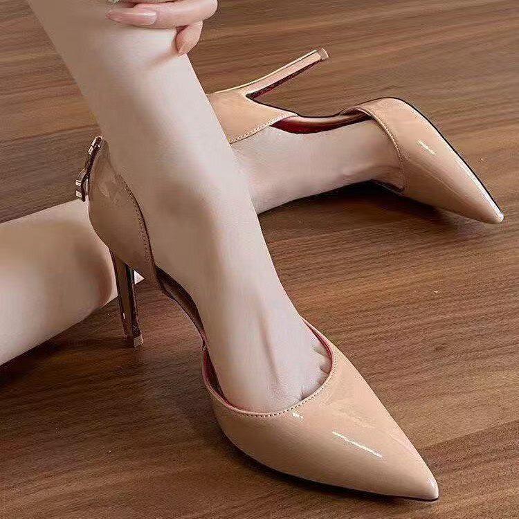 Damen Elegante Lack-Pumps mit spitzer Spitze, Stiletto-Absatz und dekorativem Fersenriemen Shop Nory