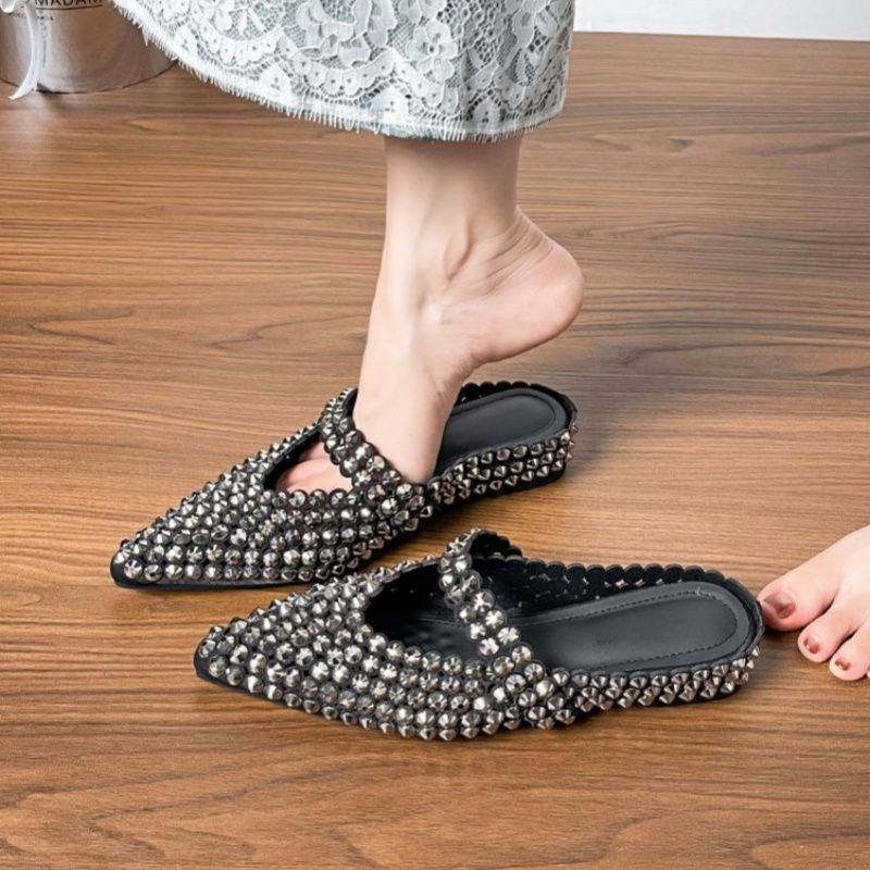 Damen spitz zulaufende Mule mit funkelnden Kristallapplikationen und Riemchen Shop Nory