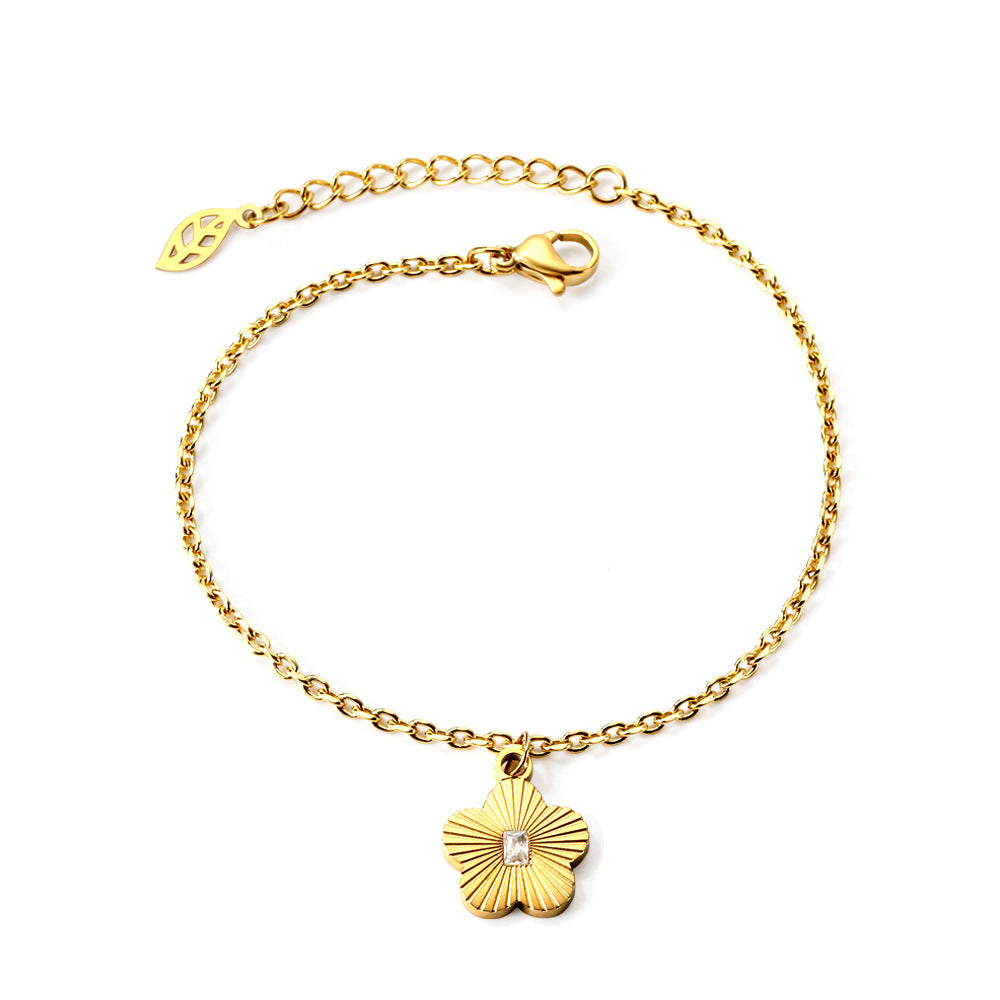 Damen Armband mit floralem Anhänger und funkelnden Akzenten Shop Nory