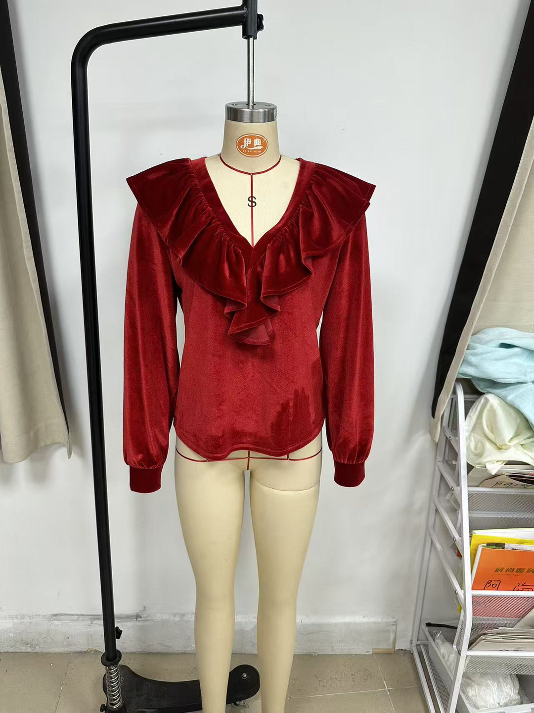 Damen Rüschige V-Ausschnitt-Bluse aus Chiffon mit Volantkragen und elastischen Manschetten Shop Nory