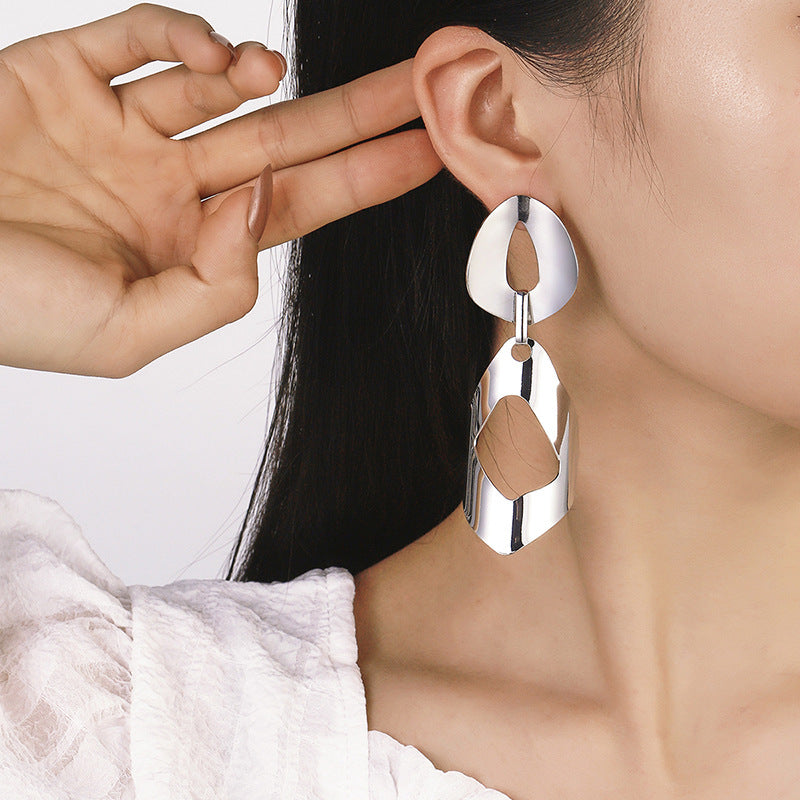 Damen Hängende Ohrstuds im modernen, skulpturalen Design Shop Nory