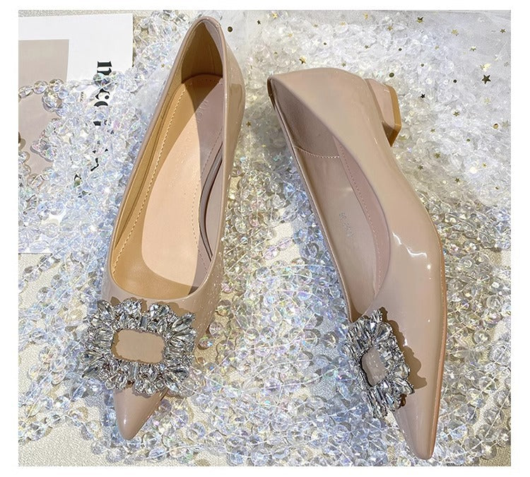 Damen Spitz zulaufende Lack‑Flats mit geschliffener Kristallschließe Shop Nory