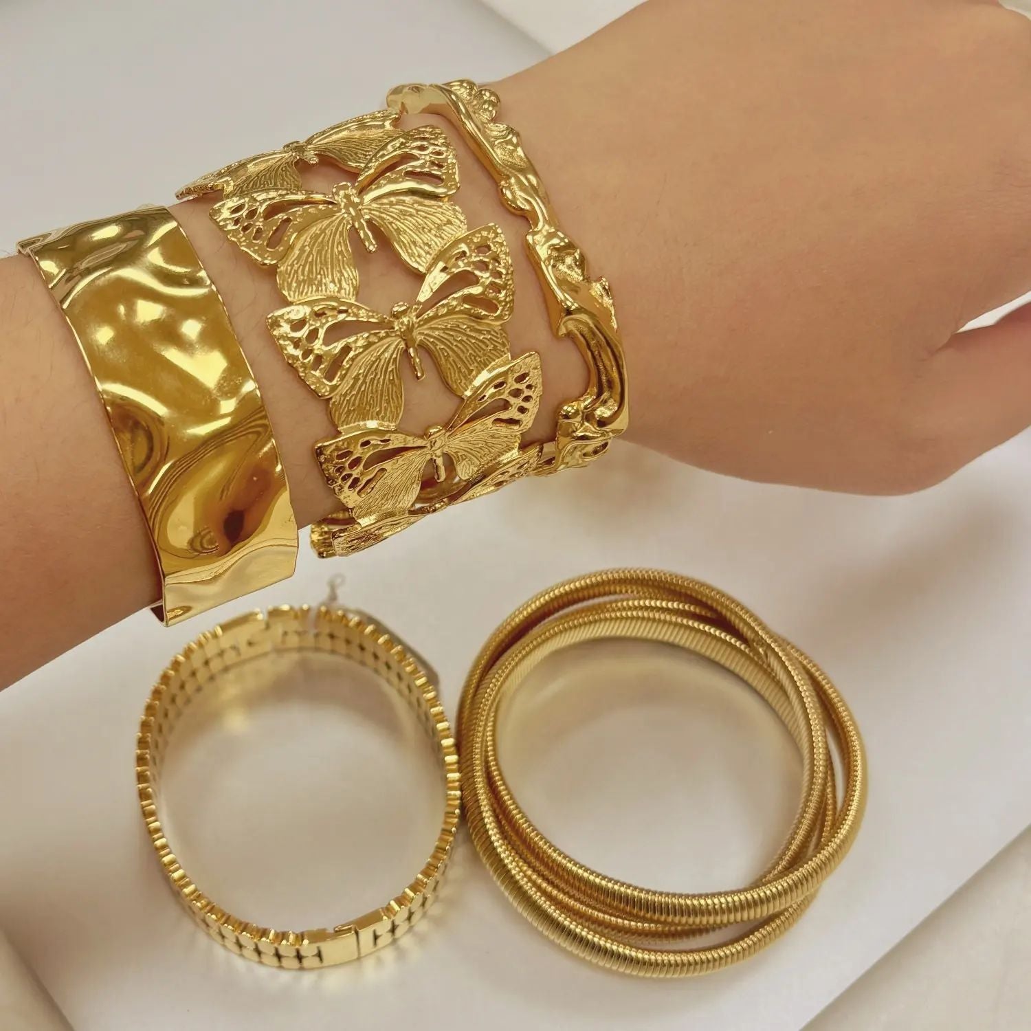 Damen Armreif mit geschwungenem Design und hochwertiger Goldbeschichtung Shop Nory