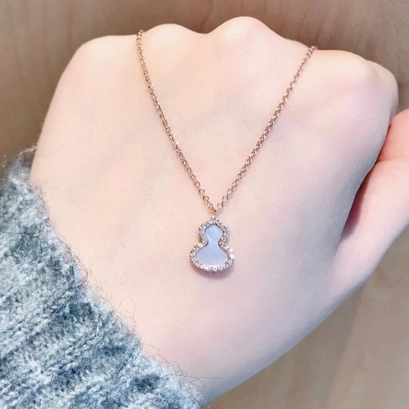 Damen Halskette mit kunstvollem Anhänger und glitzernden Zirkonia Shop Nory