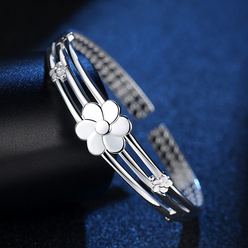 Damenarmreif mit floralem Design und eleganter silberner Oberfläche Shop Nory