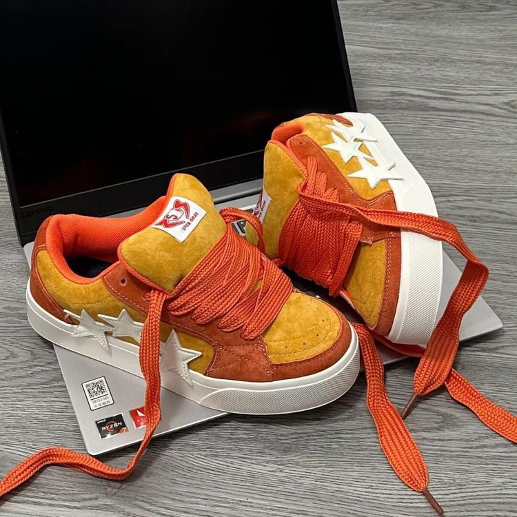 Damen Sportliche Sneaker mit auffälligen Stern-Applikationen