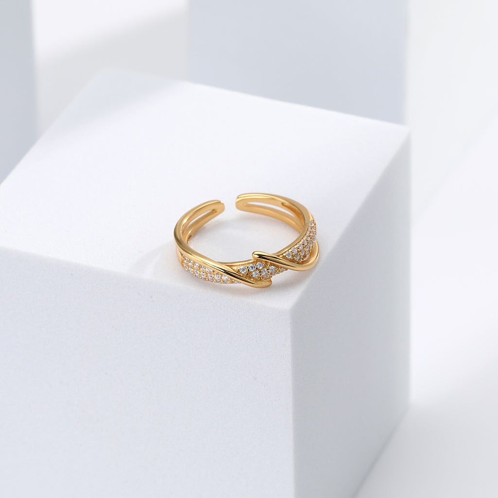 Damen Ring mit geschwungenem Design und funkelndem Zirkonbesatz Shop Nory