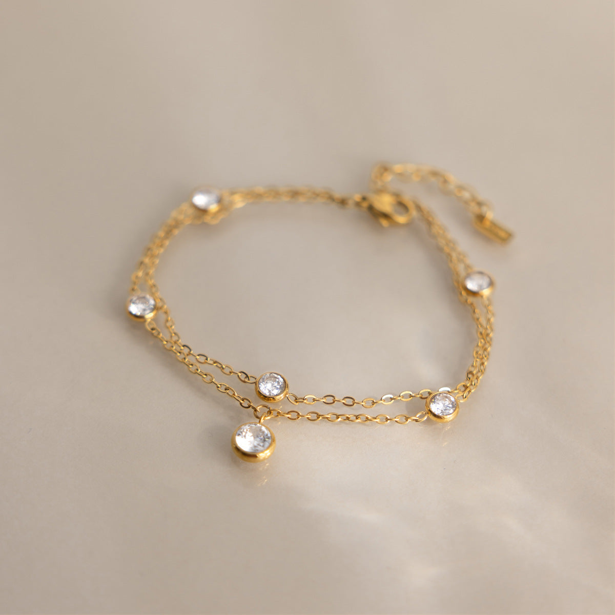 Damen Armband mit mehrlagigen Ketten und funkelnden Zirkonia Shop Nory
