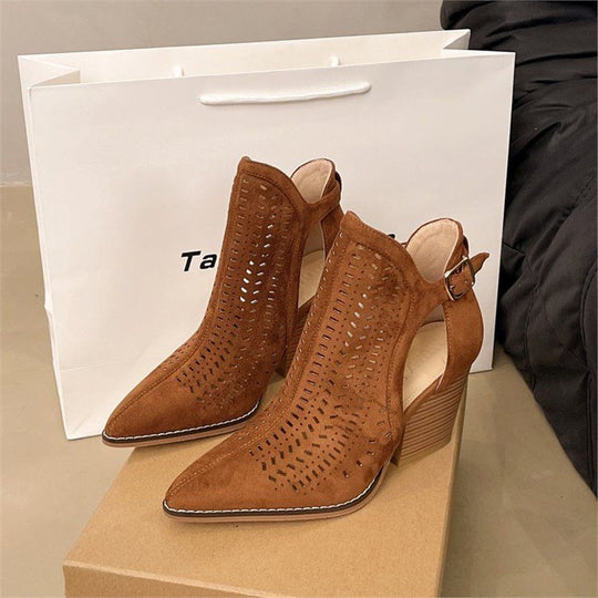 Damen Wildleder‑Ankleboots mit Laserperforation, spitzer Zehenform und verstellbarem Fersenriemen Shop Nory