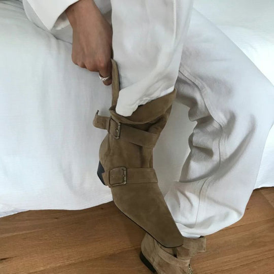 Damen Mittelhohe Wildlederoptik-Stiefelette mit quadratischer Spitze, verstellbaren Schnallenriemen und flachem Blockabsatz Shop Nory