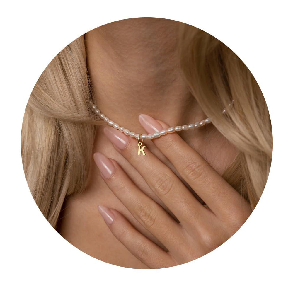 Damen Halskette mit zartem Perlenmuster und personalisiertem Anhänger Shop Nory