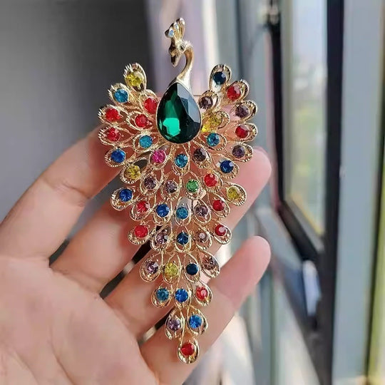 Elegante Pfauenbrosche mit Facettierten Kristallsteinen und Goldener Legierungsbeschichtung