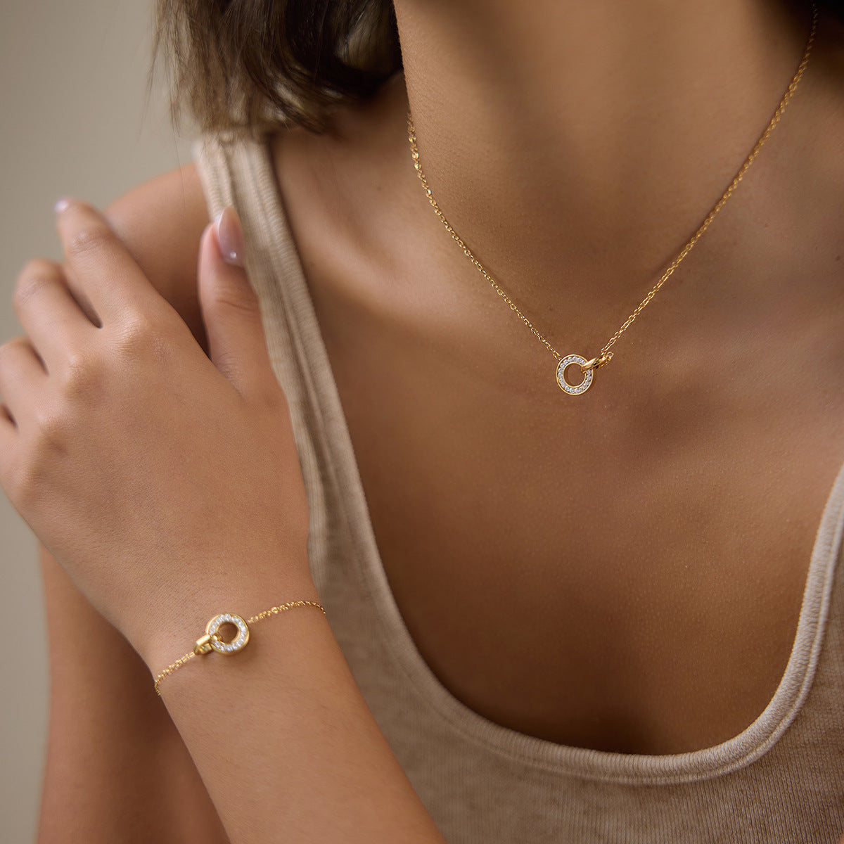 Damen Halskette mit funkelndem Zirkonia-Ring und längenverstellbarer Gliederkette Shop Nory
