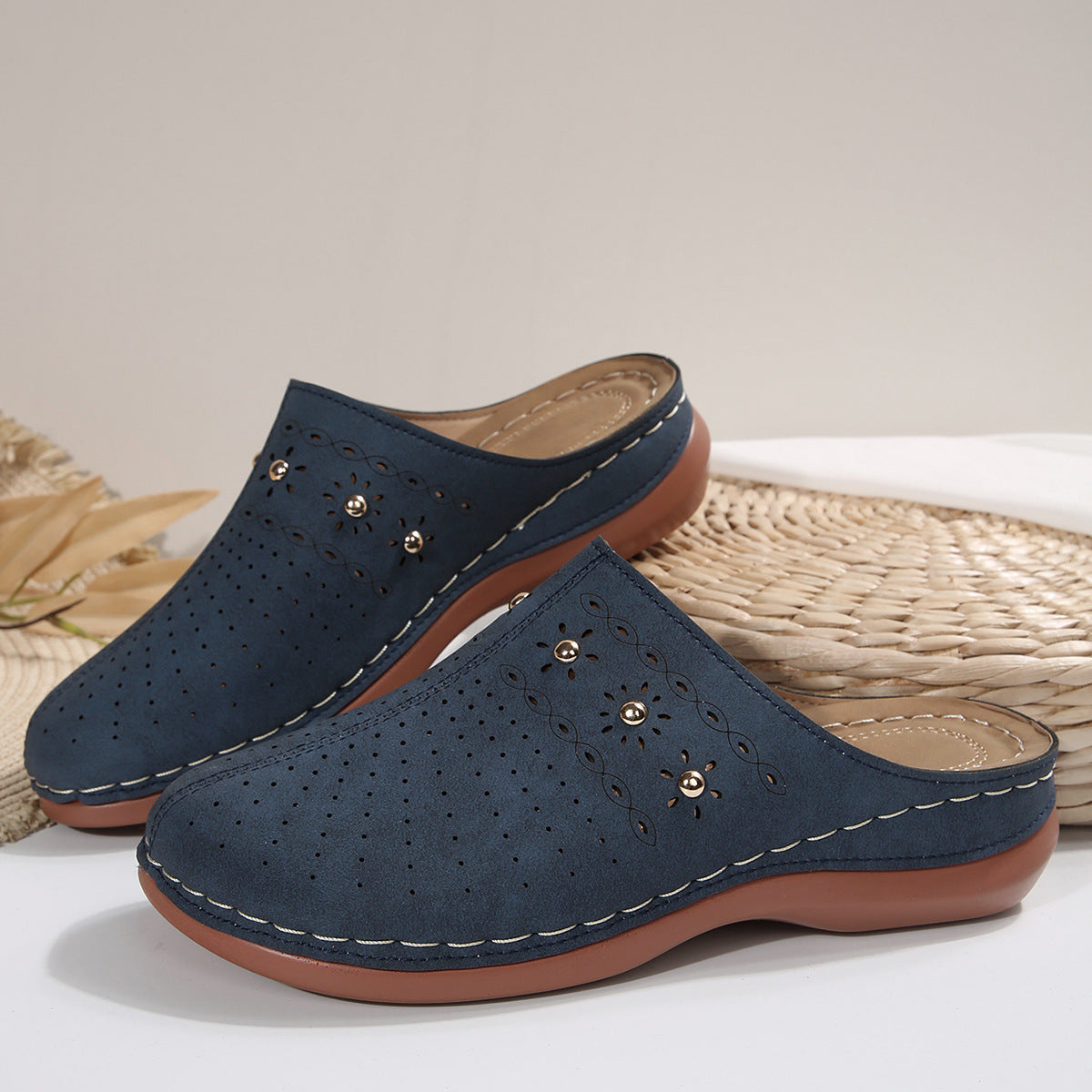 Damen modische Clogs mit luftiger Perforation und eleganter Verzierung