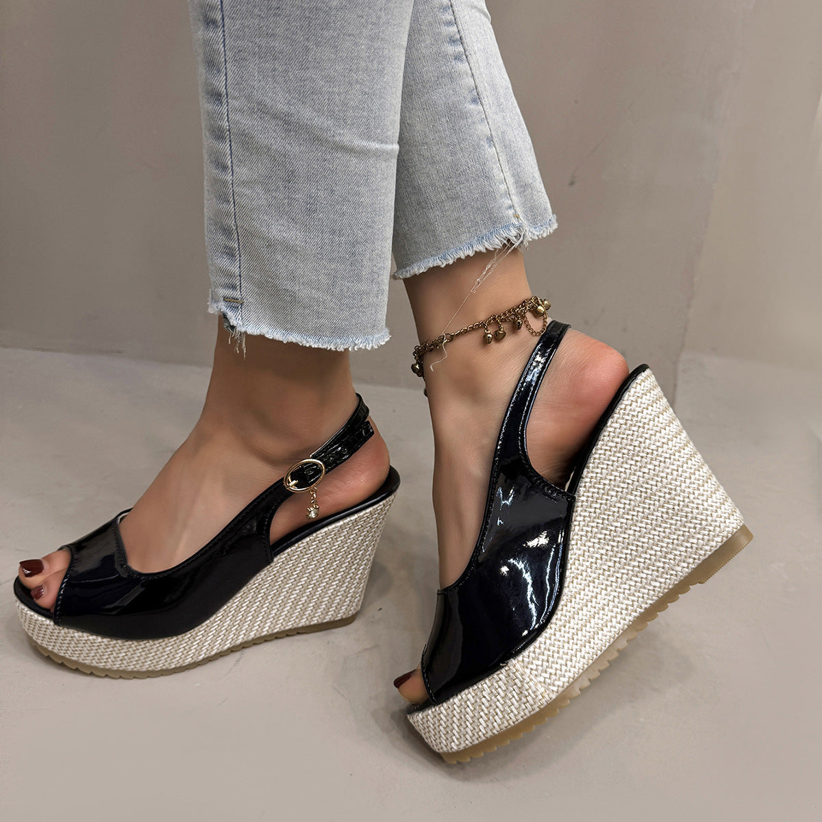 Damen Wedge-Pantoletten mit dekorativem Riemendesign und komfortabler Sohle