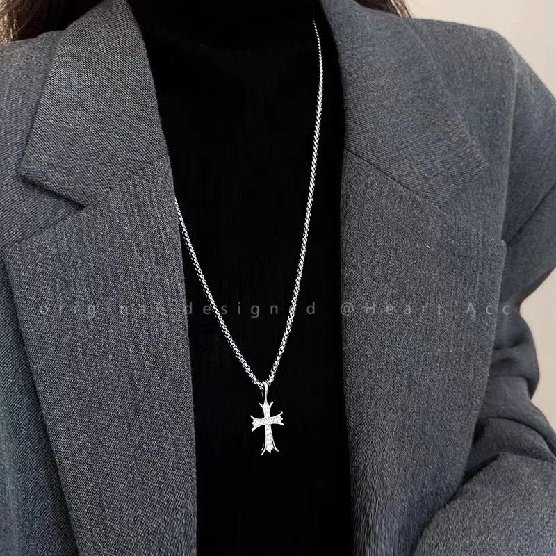 Damen Halskette mit filigranem Kreuzanhänger und funkelnden Zirkonia Shop Nory