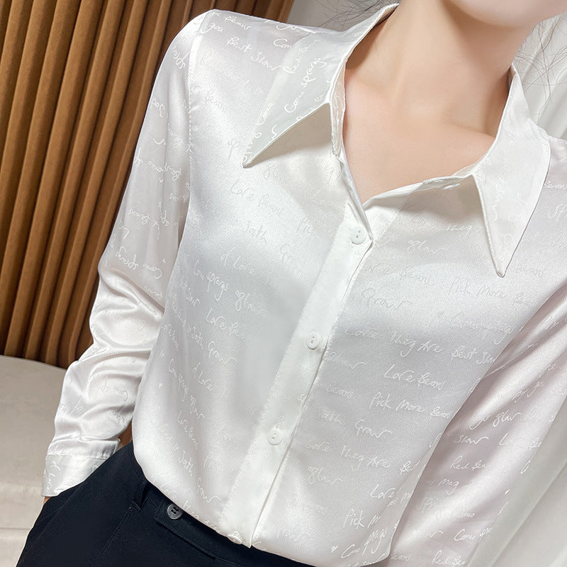 Damen Satinbluse mit zarter Jacquard‑Schrift, spitzem Hemdkragen und durchgehendem Knopfverschluss Shop Nory