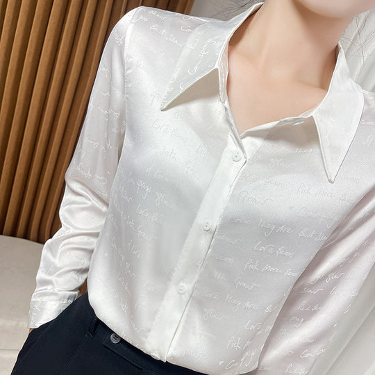 Damen Satinbluse mit zarter Jacquard‑Schrift, spitzem Hemdkragen und durchgehendem Knopfverschluss Shop Nory