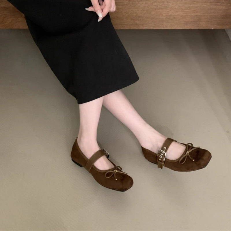 Damen Ballerinas aus weichem Wildleder mit verstellbarem Riemen und dekorativer Schleife