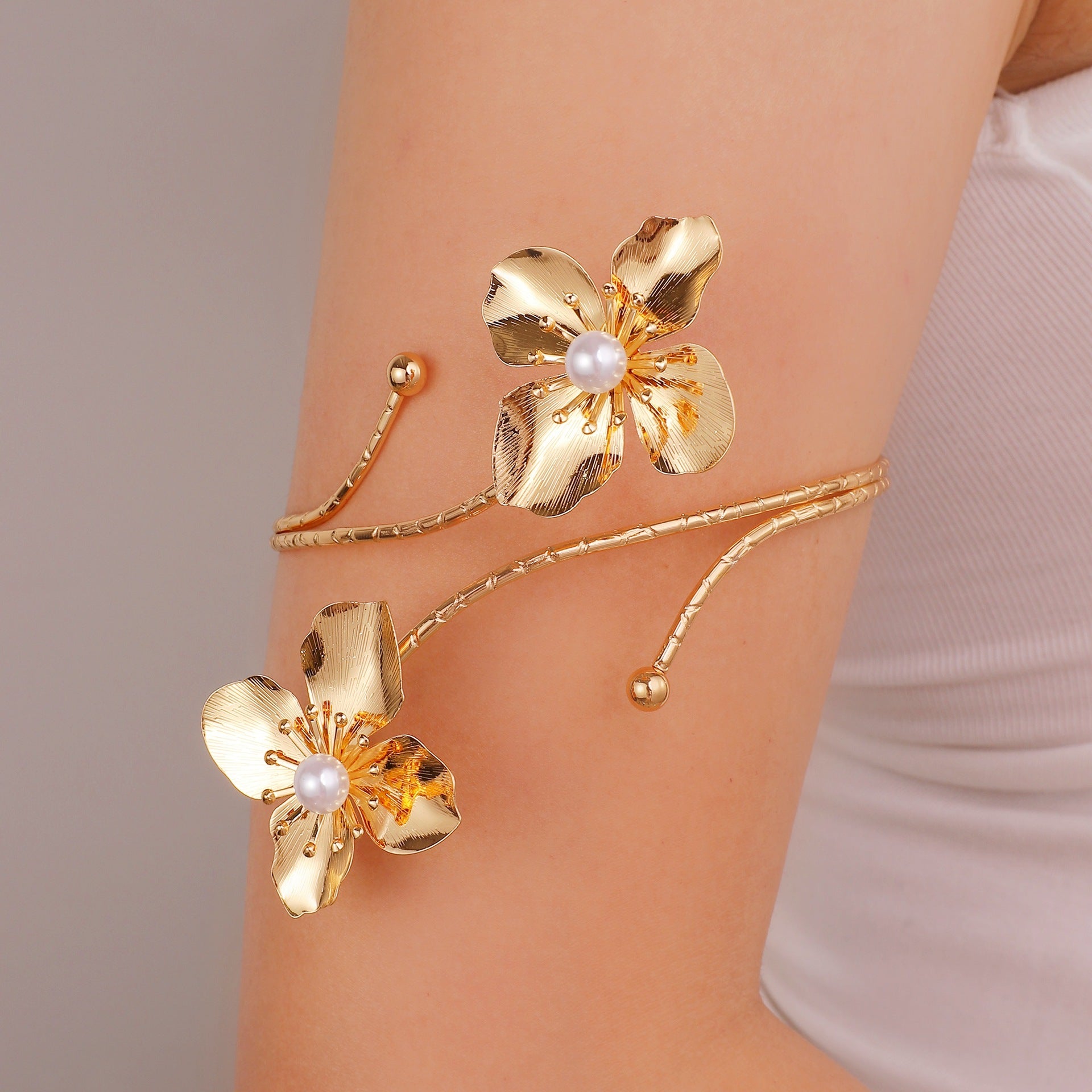 Damen Offener Armreif mit floralen Akzenten Shop Nory