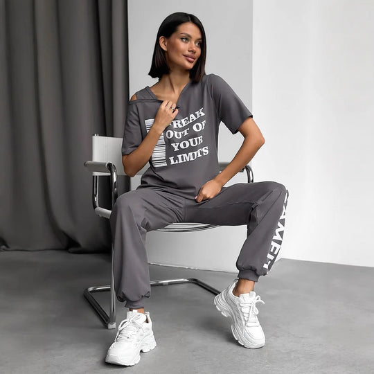 Damen lässiges Lounge-Set mit Cut-Out Schulter und Statement-Print Shop Nory