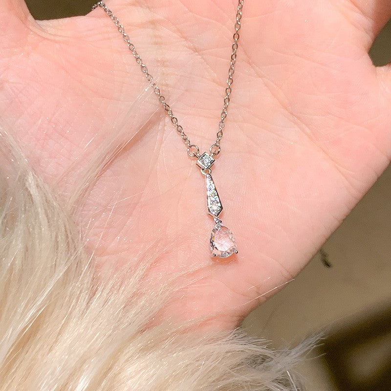 Damen Halskette mit funkelndem Tropfenanhänger und eleganter Zierkette Shop Nory