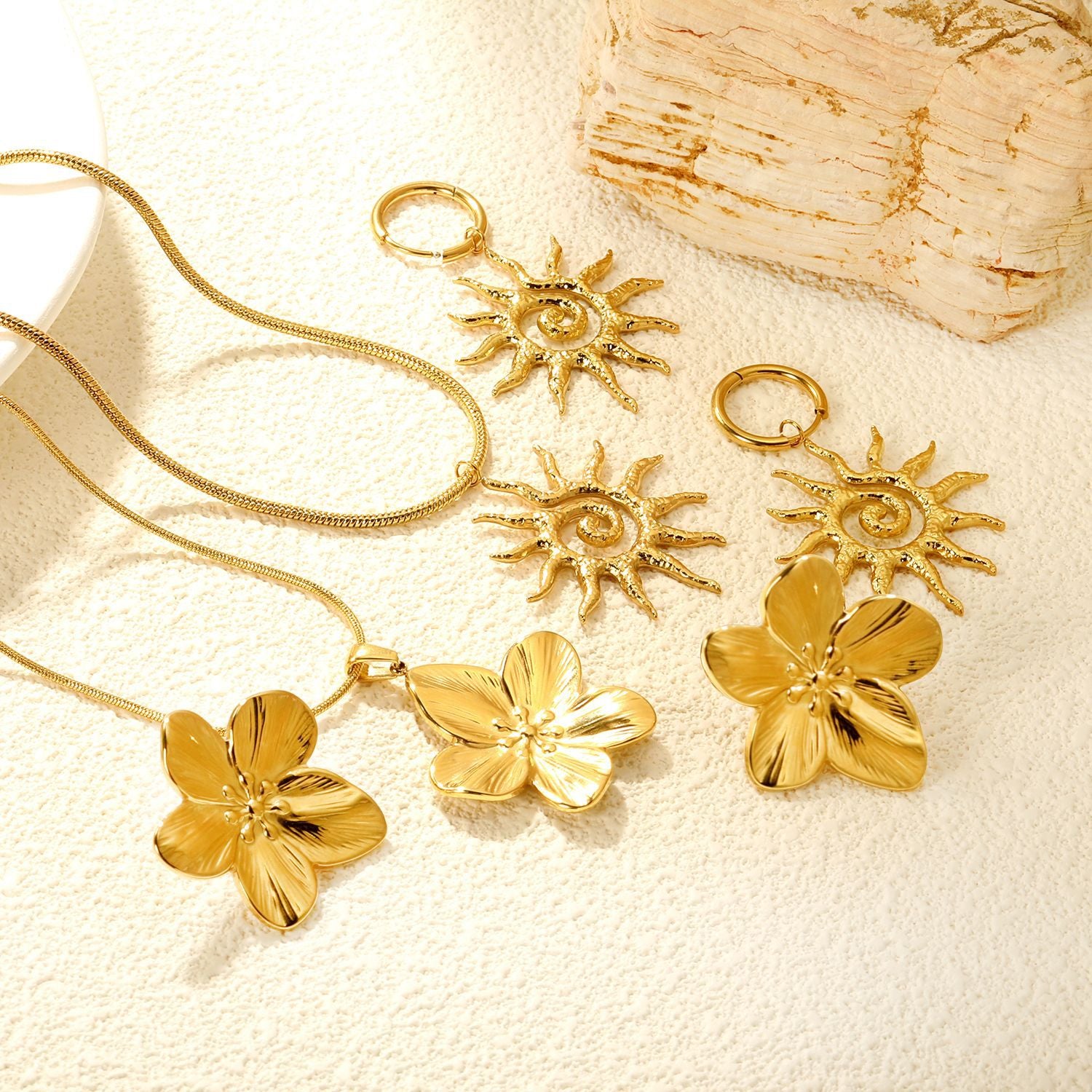 Damen Schmuckset mit goldfarbigem Sonnenanhänger und eleganter Kette Shop Nory