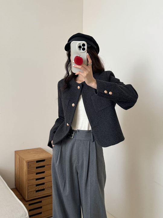 Damen Kurzblazer mit rundem Ausschnitt, Strukturstoff und goldenen Knöpfen Shop Nory