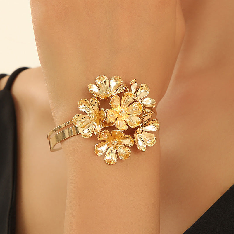 Damen Armreif mit kunstvollem Blumen-Design Shop Nory