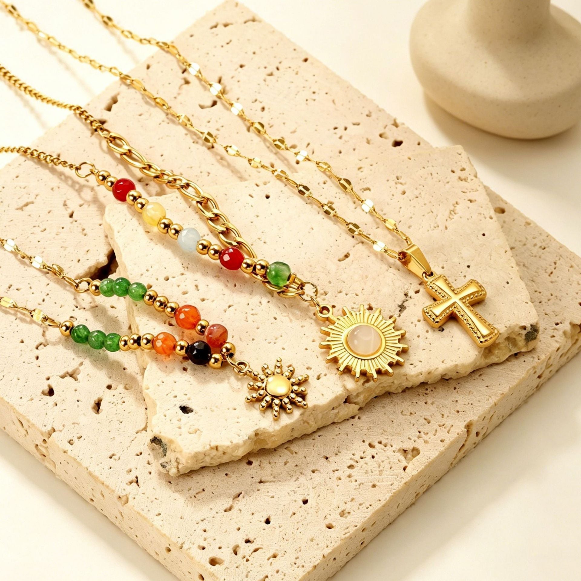 Damen elegante Halskette mit bunten Halbedelstein-Elementen und Sonnensymbol-Anhänger Shop Nory