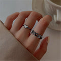 Damenring mit verspieltem Herzdesign und feinem Metallrahmen Shop Nory