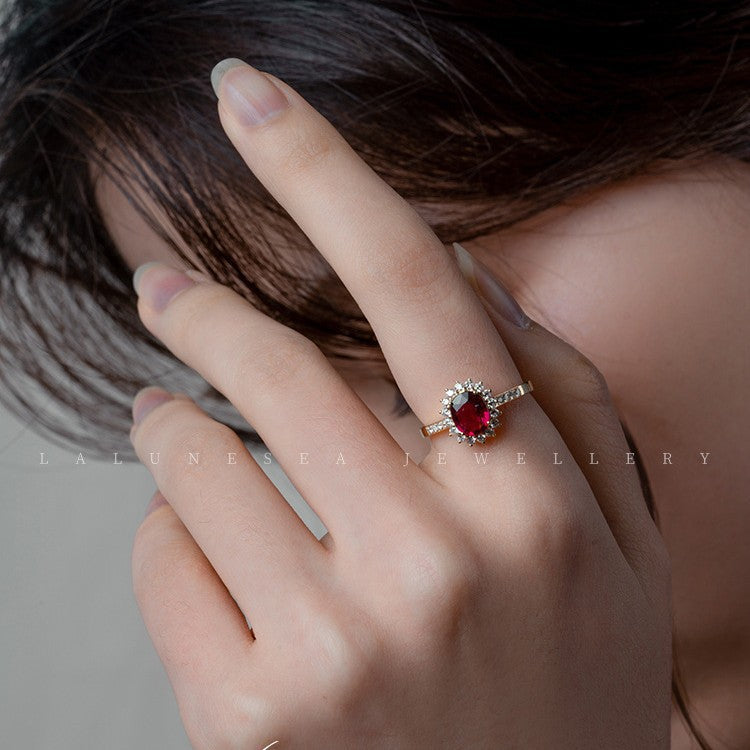 Damen eleganter und funkelnder Verlobungsring mit rubinrotem Edelstein Shop Nory